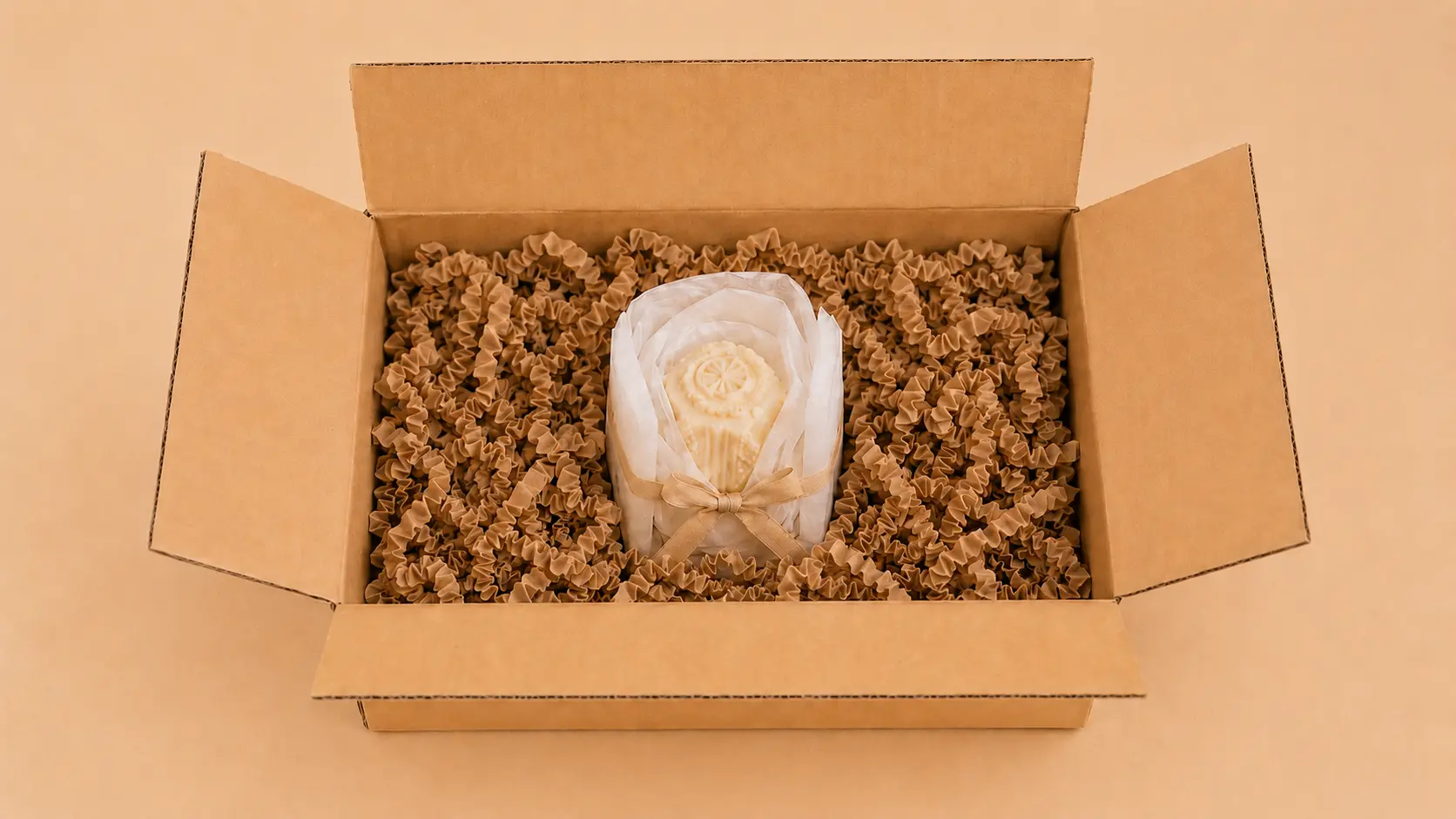 Carton trop grand pour expédier une bougie, avec une petite bougie emballée au centre et trop d’espace de calage autour.