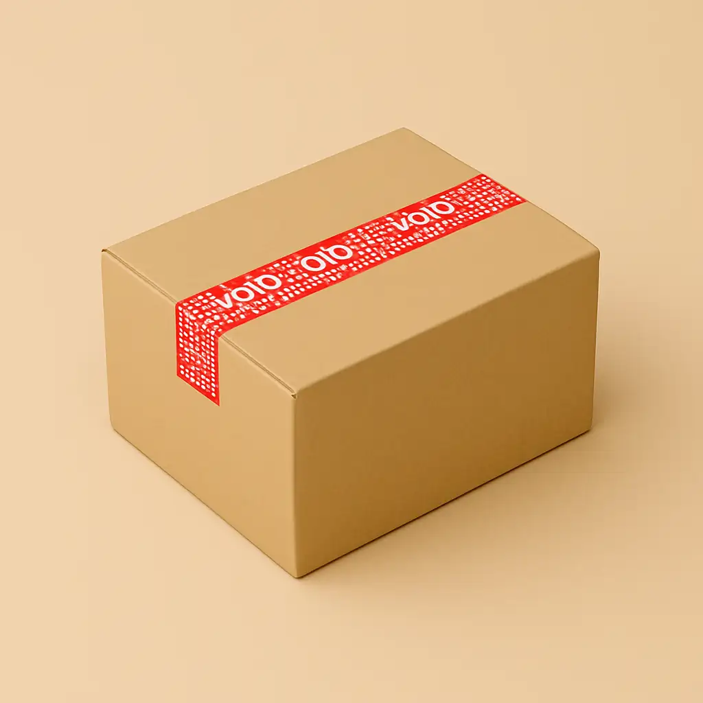 Petit colis en carton neutre fermé avec un ruban de sécurité marqué VOID. Aucun logo visible, et un scellé de sécurité est posé de manière discrète.